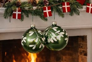 Håndblæste glasjulekugler grøn med røde prikker